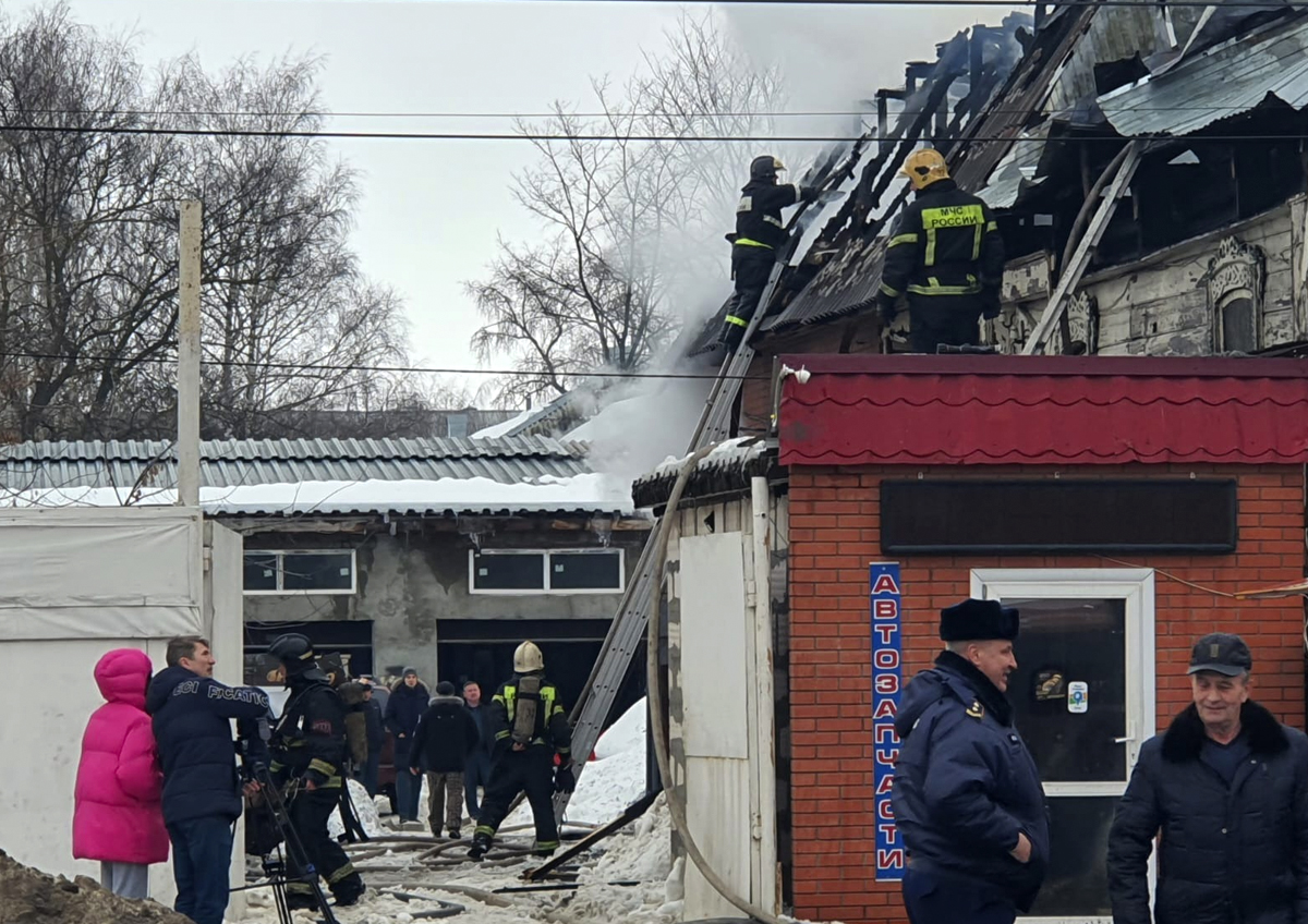 В Коломне загорелось здание магазина автозапчастей